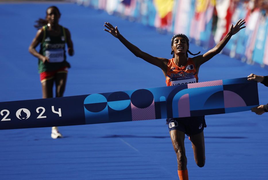 Sifan Hassan, de Países Bajos, gana el oro en la maratón de París 2024.