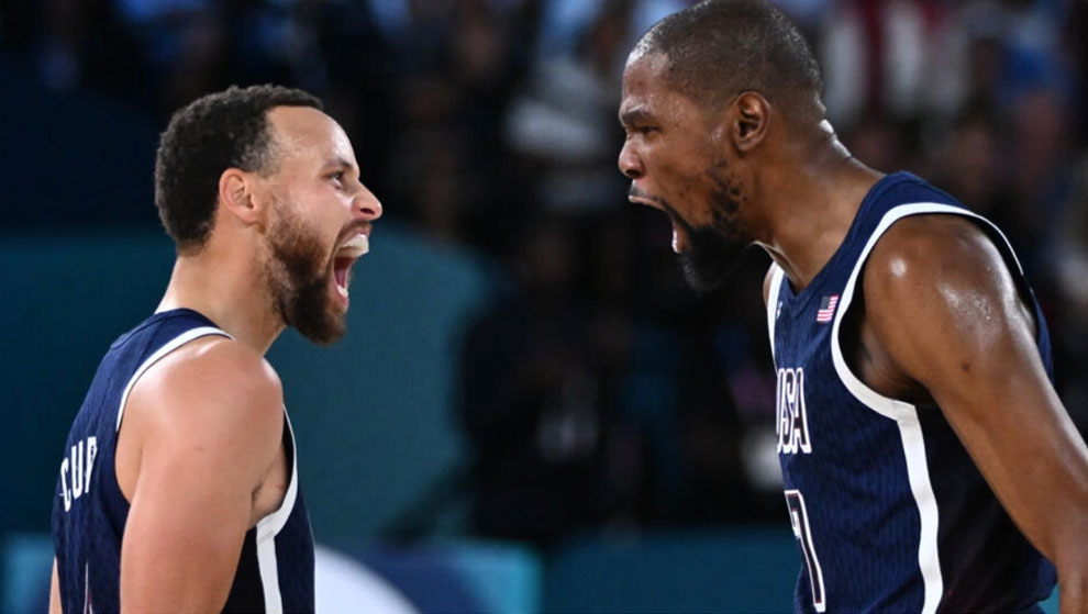 Stephen Curry celebra con la leyenda Kevin Durant durante el partido de baloncesto de Estados Unidos contra Francia.