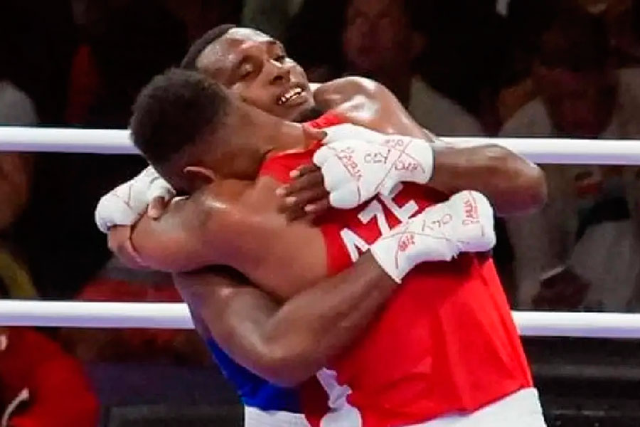 Loren Alfonso abraza a Julio César La Cruz, a quien venció en la primera presentación de ambos en la división de los 92 kg en París 2024.