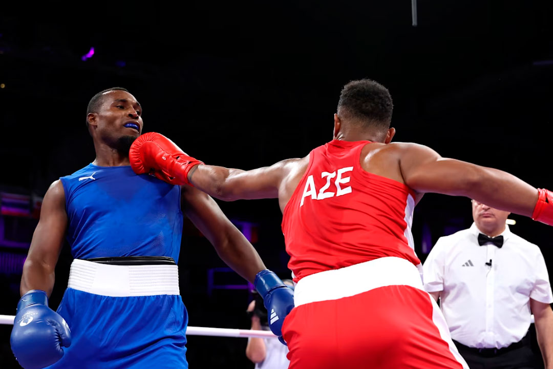 Momento del combate entre Julio César La Cruz y Noslen Alfonso en los 92 kg del boxeo en París 2024.