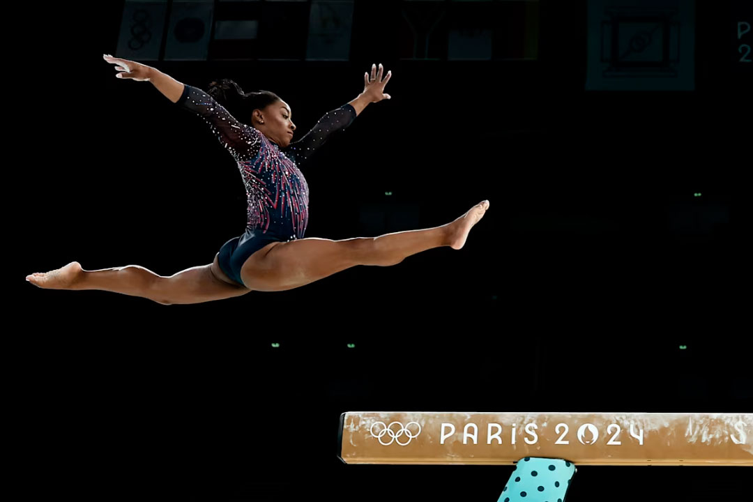 Simon Biles en su ejercicio en la viga de equilibrio en París 2024.