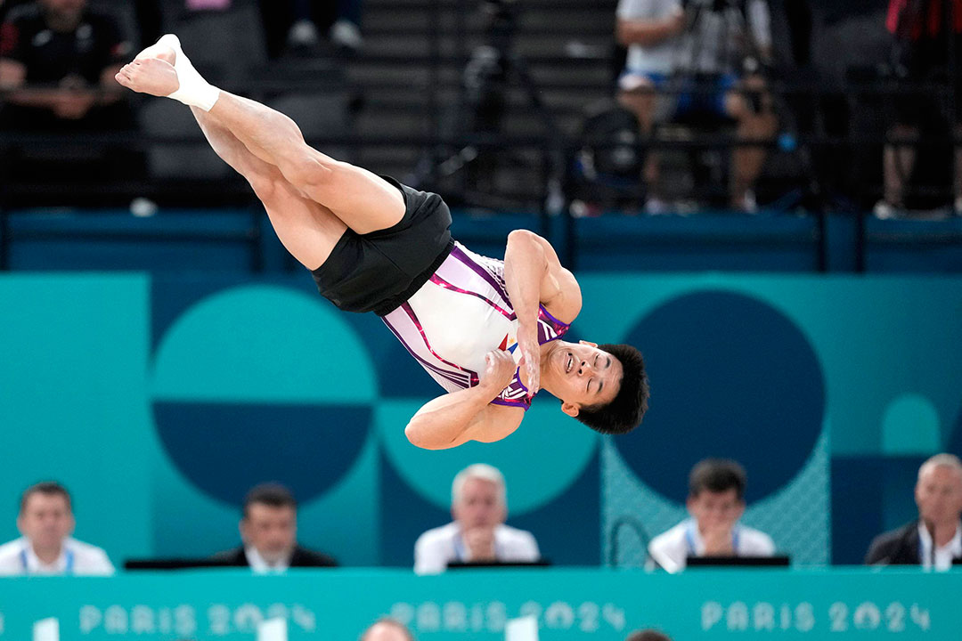 Carlos Yulo, de Filipinas, campeón de ejercicios en el suelo.