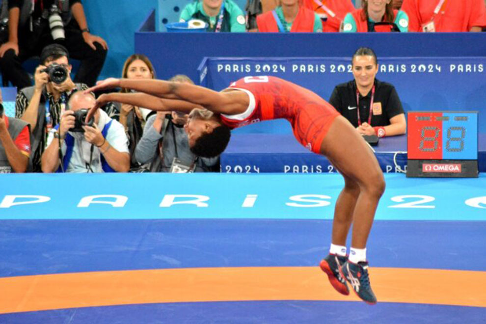 Milaymis Marín celebra el triunfo en el combate y la medalla de bronce en la división de los 76 kg de la lucha.