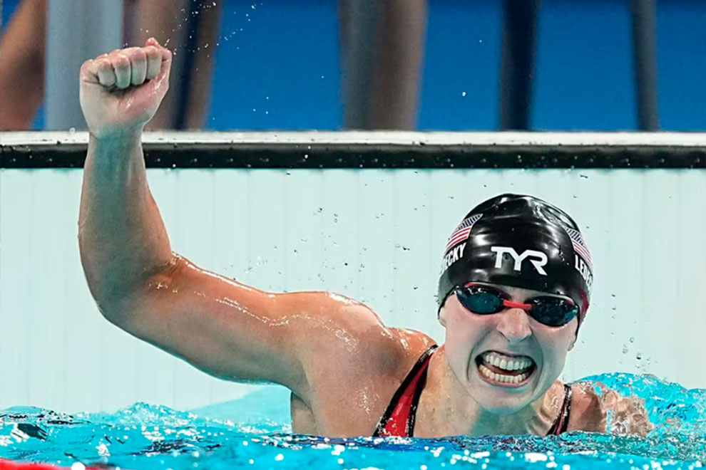 Katie Ledecky, máxima medallista de la natación, de Estados Unidos y de las historia de los Juegos Olímpicos, gana los 800 metros libres por cuarta  ocasión consecutiva.