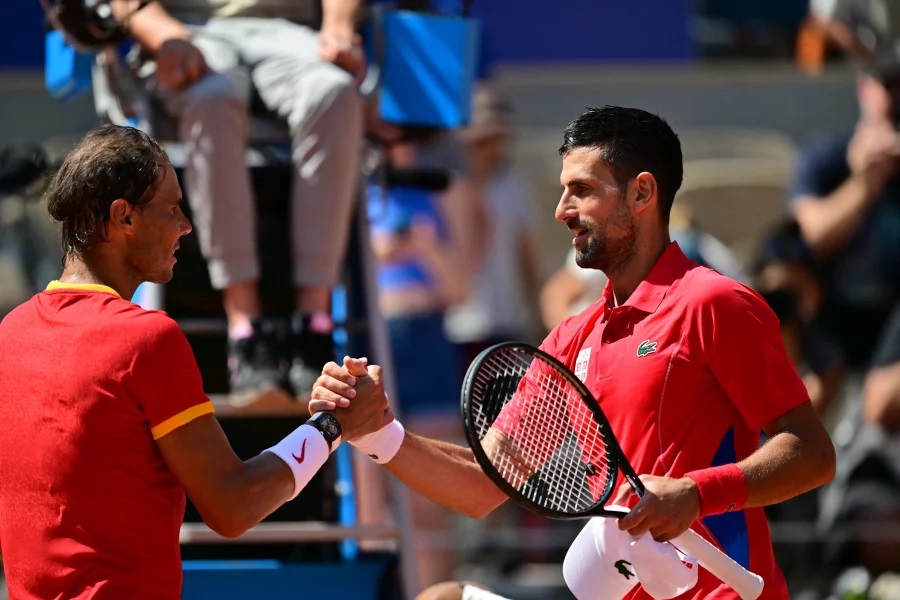 Rafael Nadal cae ante el serbio Kovan Djokovic.