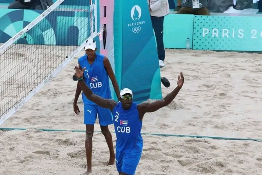 Jorge Luis Alayo y Noslen Díaz celebran el triunfo ante Estados Unidos en el debut en París 2024.