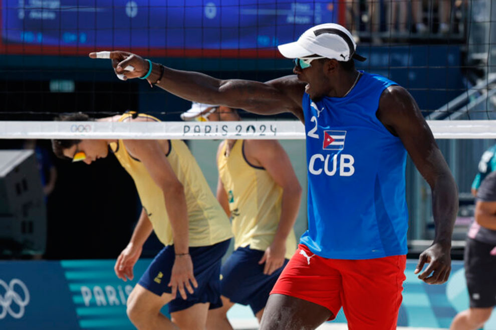 Villaclareño Jorge Luis Alayo celebra el triunfo de la dupla cubana contra Brasil en el voleibol de playa.