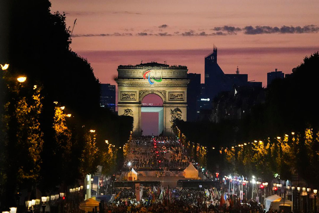 Vista del escenario al aire libre de la inauguración de los Juegos Paralímpicos París 2024.