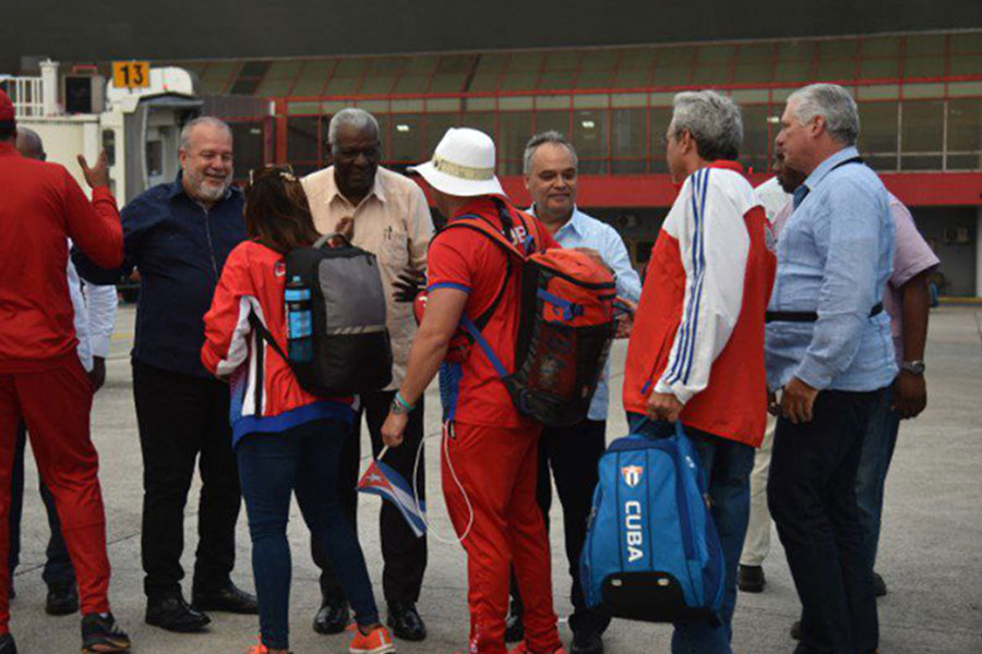 Dirigentes cubanos reciben a los atletas paralímpicos.