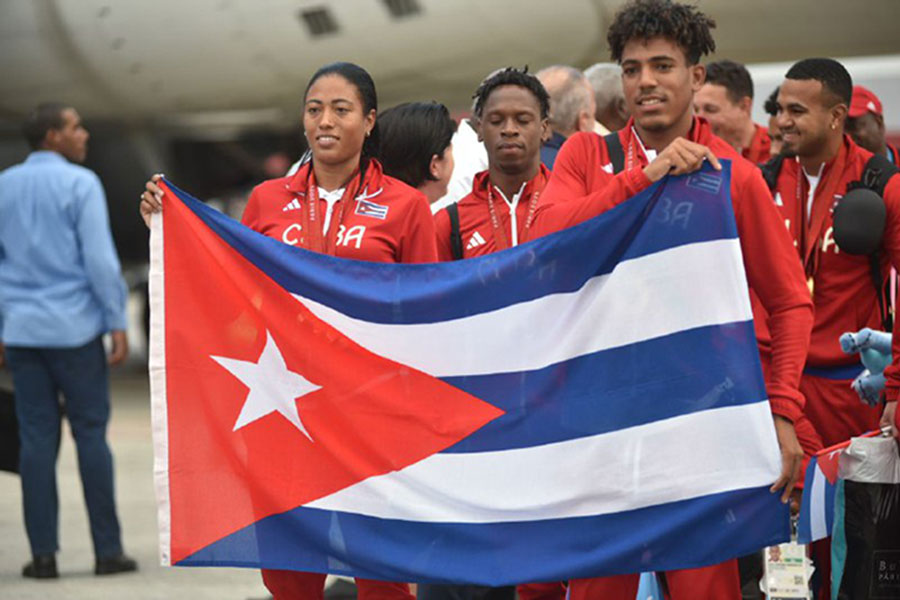 Omara Durand y Robiel Yankiel Sol portan la bandera cubana.