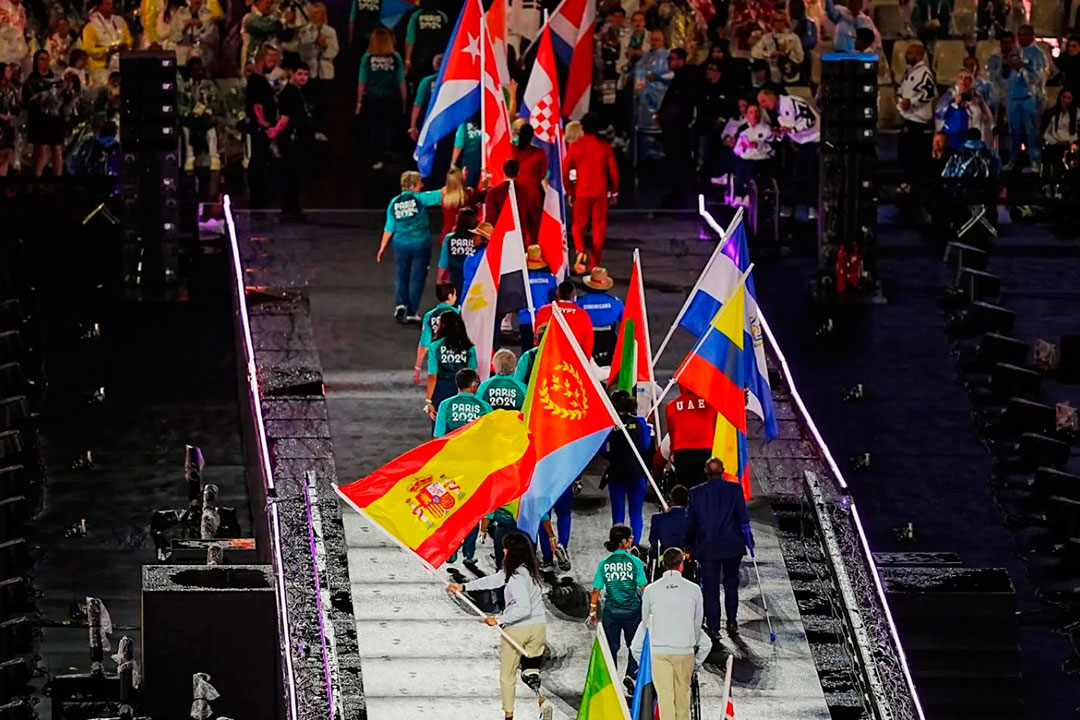 Delegaciones en el desfile de clausura de los Juegos Paralímpicos de París 2024.