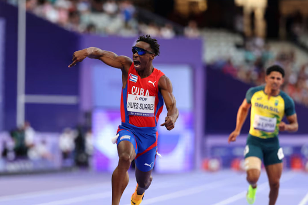 Yamel Luis Vives celebra su medalla de plata tras pasar la meta en los 100 metros planos, categoría T44.