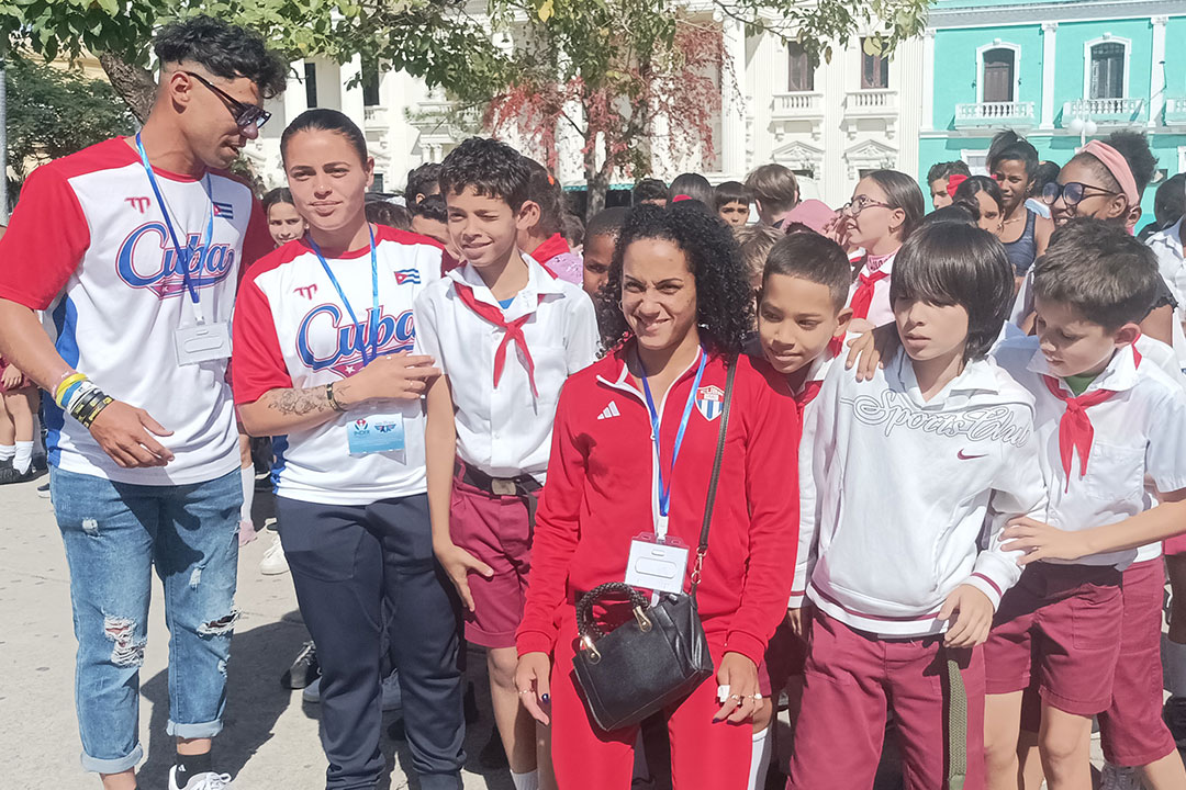 La luchadora Yusneylis Guzmán, medallistas de plata en París 2024.