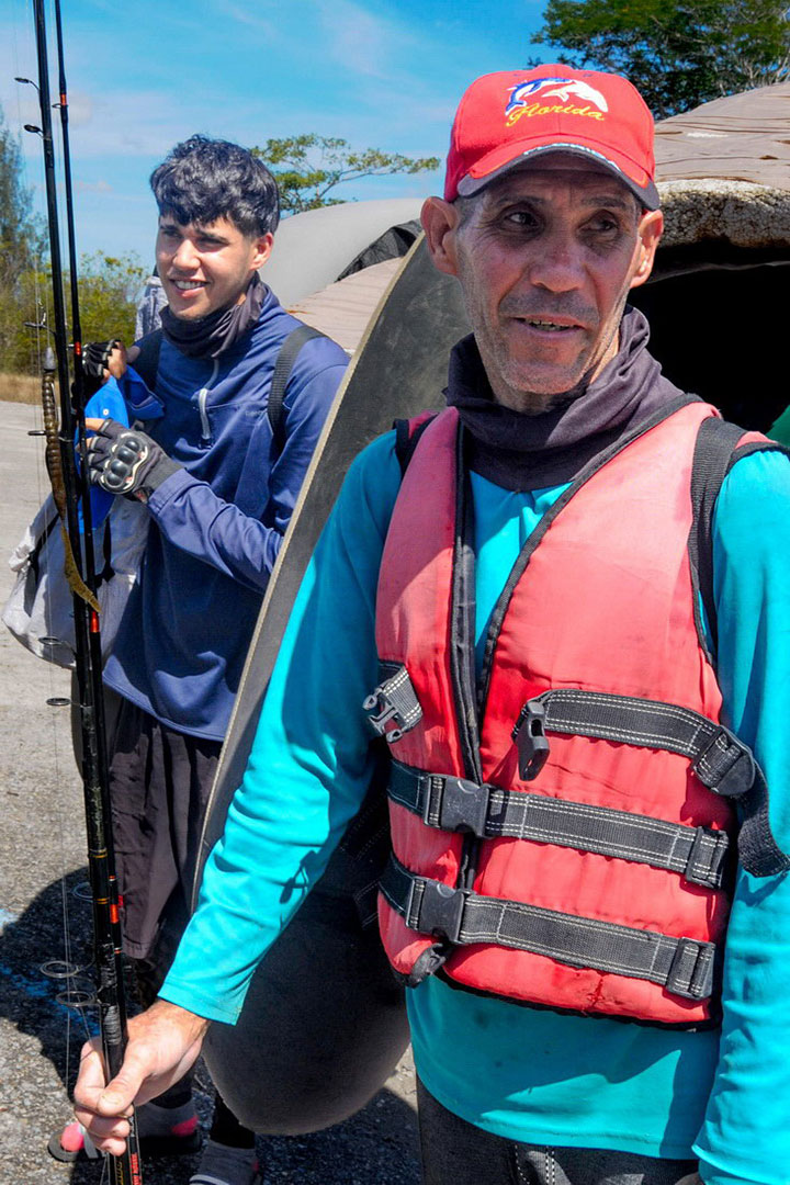 Pescador Julio César González y su hijo Yismel.