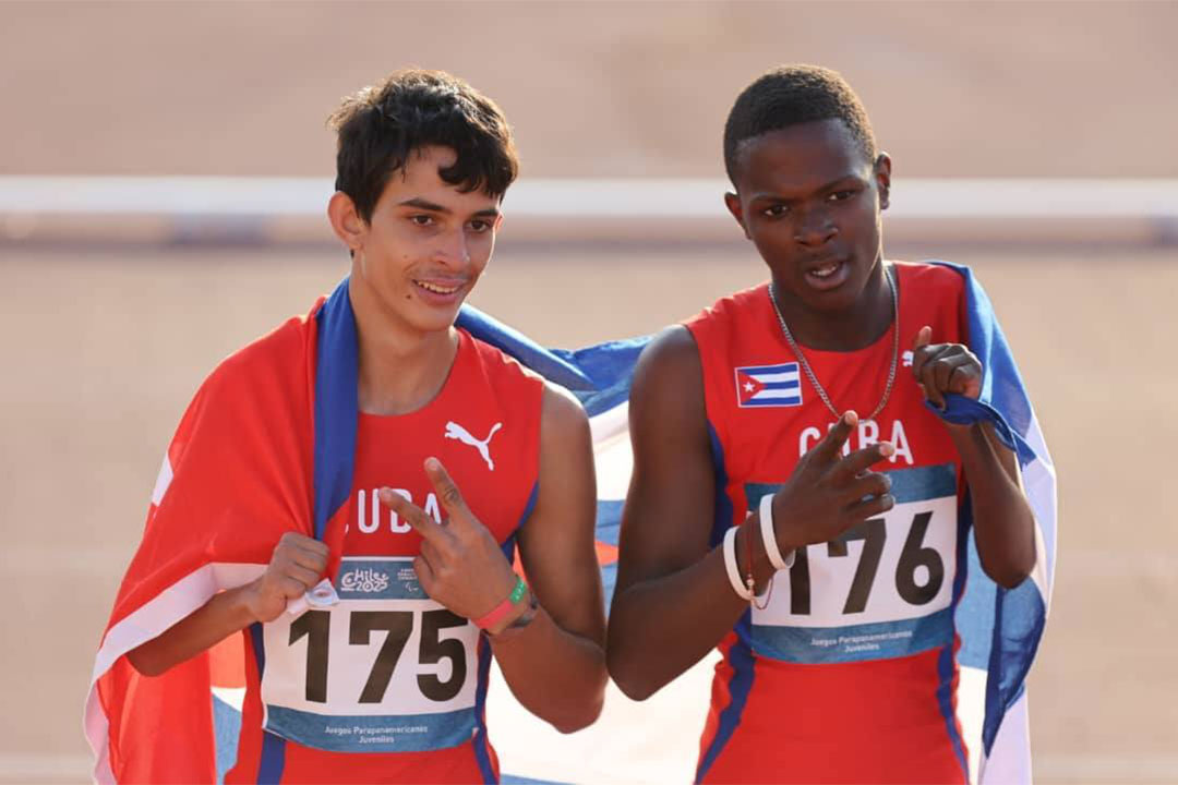 De izquierda a derecha, el villaclareño Jairon Bouza (plata) y el capitalino Daumel Elizalde, campeón de los 100 metros de la categoría t46.