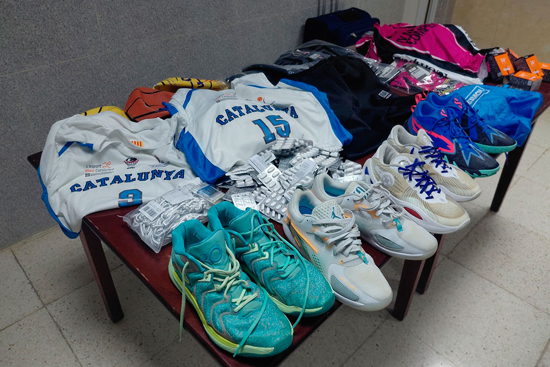 Vestuario y otros artículos para la práctica del baloncesto donados por Alkaria, de Cataluña, a Villa Clara.