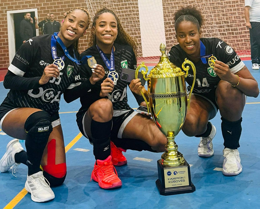 Jennifer Amanda Toledo Abreu (a la derecha), junto a compañeras de equipo, celebra la victoria del club Samadrexha en la Superliga de Balonmano de Kosovo. 