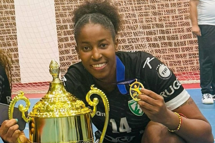 Jennifer Amanda Toledo Abreu con la copa de la Superliga de Kosovo.
