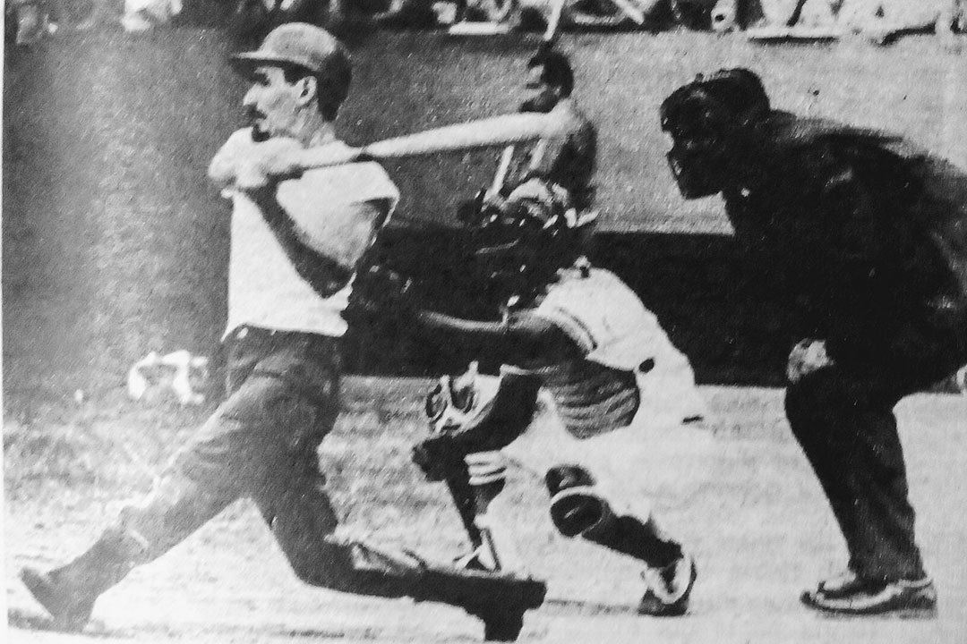 Comandante de la Revolución Ramiro Valdés Menéndez batea para dejar inaugurada la XXI Seriel Mundial de Béisbol Amateur.