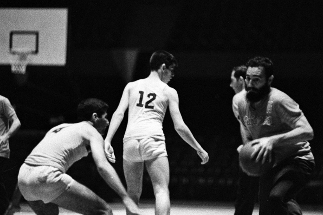 Fidel Castro Ruz jugando baloncesto.