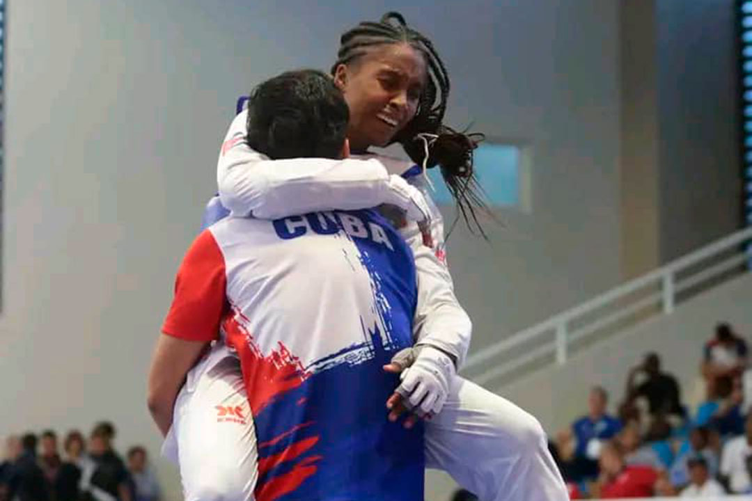 Arlettys Acosta celebra el oro en el taekwondo.