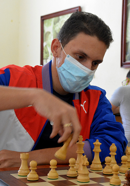 Después del tropiezo inicial, el GM Carlos Arbonoz ha hecho 2.5 puntos de 3 posibles. (Foto: Ramón Barreras Valdés)