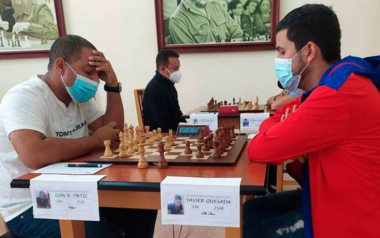 Partida entre Isán Ortiz y Yaser Quesada en la novena ronda del 58 Campeonato Nacional Masculino de Ajedrez de Cuba.