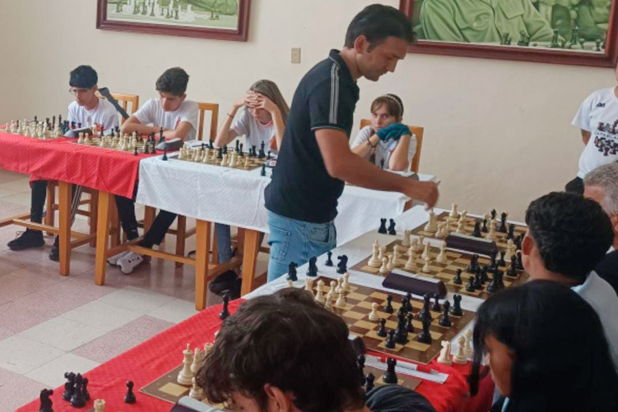 Simultánea de ajedrez del GM Ernes Espinosa.