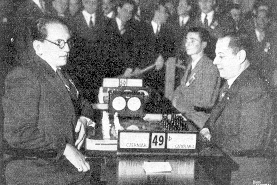 José Raúl Capablanca enfrenta al ajedrecistas palestino Moshe Czerniak en la Olimpiada de Ajedrez de Buenos Aires 1939.