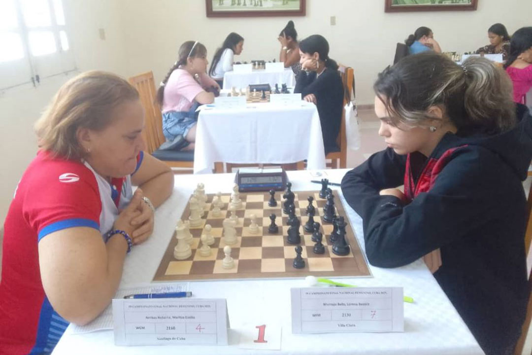 Lorena Beatriz Montejo juega contra Maritza Arribas en la cuarta ronda del nacional femenino de ajedrez.