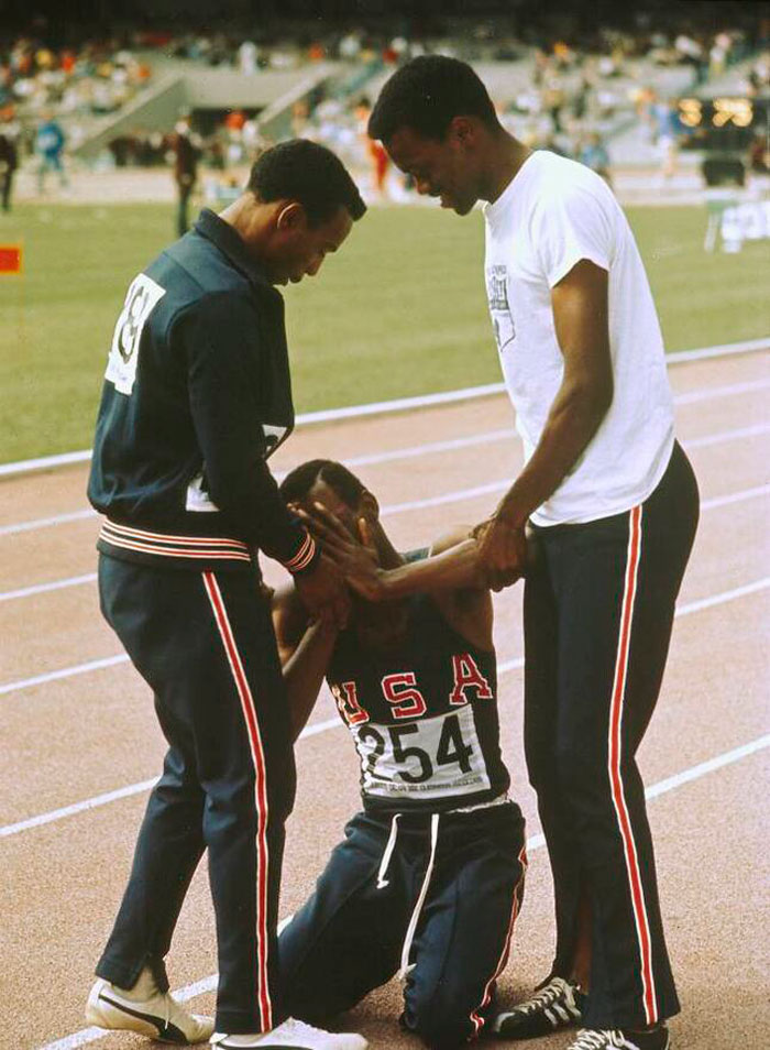 Bob Beamon se derruba de la emoción tras lograr el récord en salto de longitud en Ciudad de México 1968.