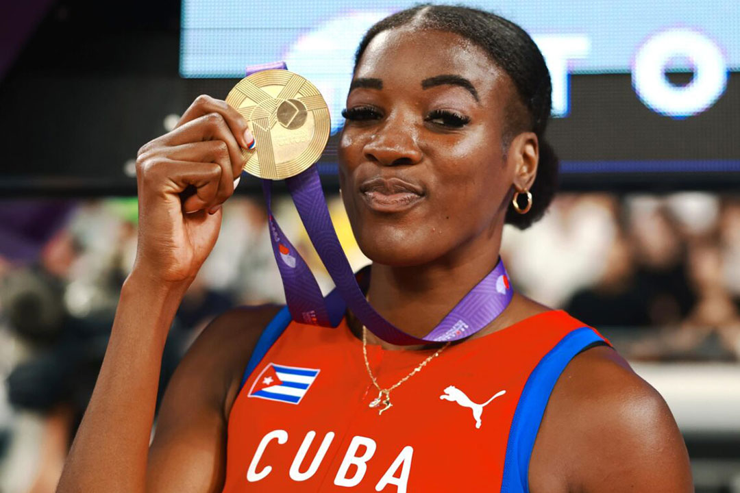 Leyanis Pérez celebra la medalla de oro en el mundial bajo techo de Torún 2026.