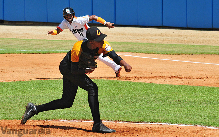 Juego entre Guantánamo y Villa Clara en la 60 Serie Nacional de Béisbol.