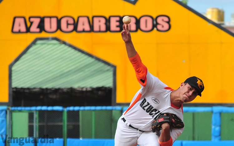 Randy Cueto, cerrador por Villa Clara en el primer juego contra Guantánamo.