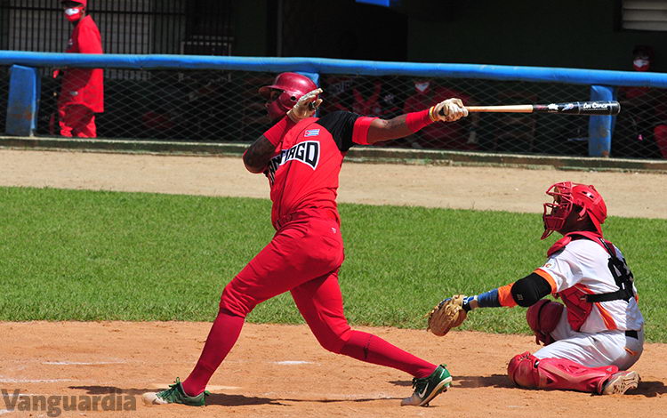 Juego entre Villa Clara y Santiago de Cuba en el 60 Serie Nacional de Béisbol.