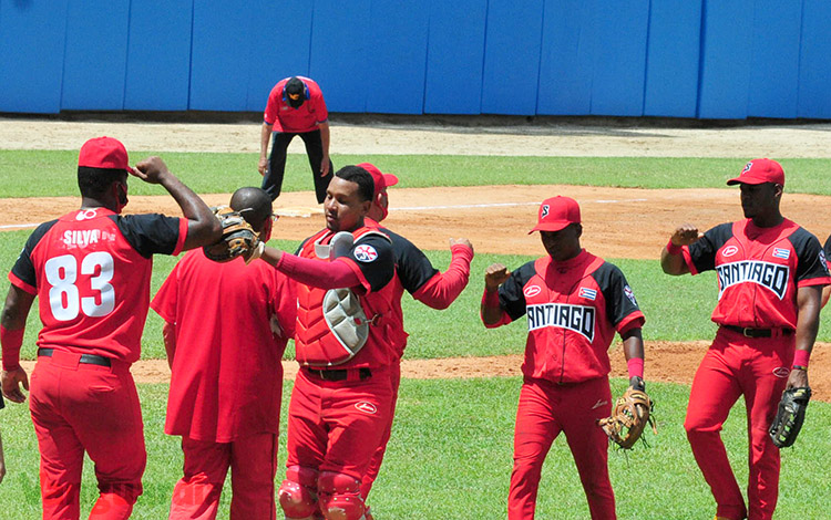 Equipo Santiago de Cuba de béisbol, en juego contra Villa Clara en el estadio Augusto César Sandno, de Santa Clara.