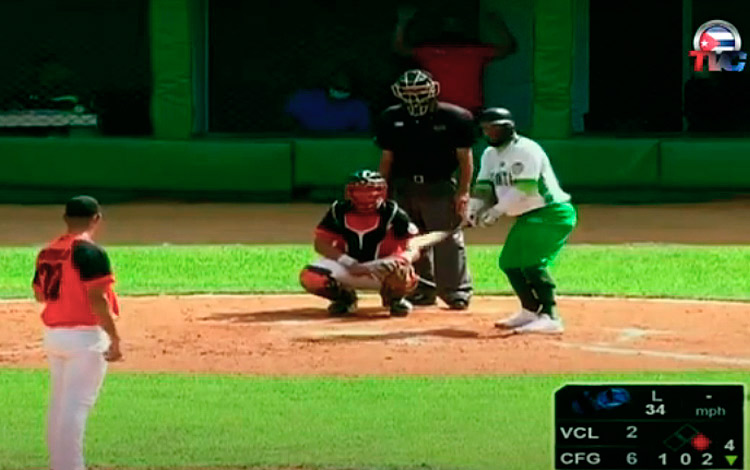 Pavel Quesada batea contra Villa Clara en primer juego de la subserie entre ambos equipos en la 60 Serie Nacional de Béisbol.