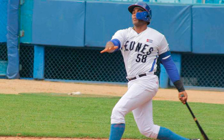 Lisbán Correa, de Industriales, llega a los 100 jonrones en juego contra Villa Clara este 22 de octubre de 2020.