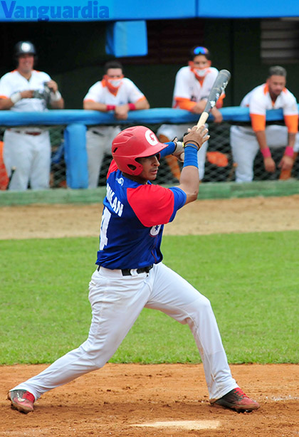 Yulián MIlán, pelotero de Granma, en juego contra Villa Clara.