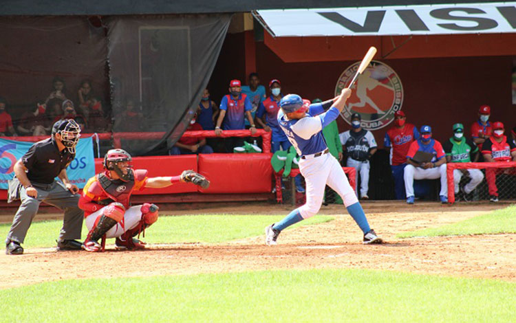 Lisbán Correa batea en el Juego de las Estrellas de la 60 Serie Nacional de Béisbol de Cuba.