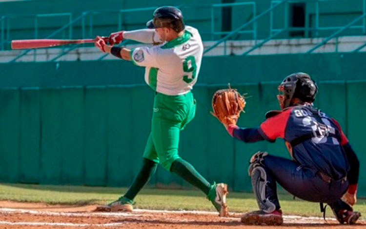 César Prieto rompe contra Camagüey el récord de juegos consecutivos bateando hits.