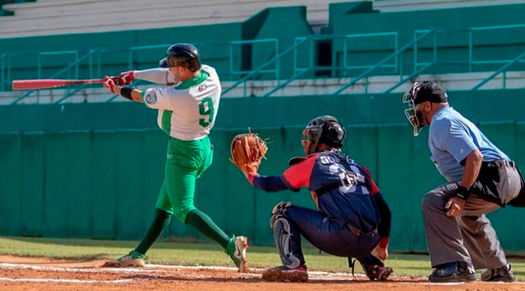 César Prieto rompe contra Camagüey el récord de juegos consecutivos bateando hits.