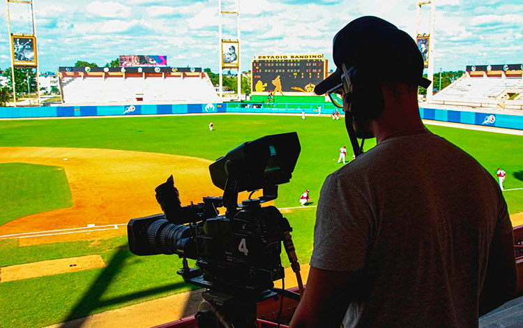 Camarógrafo de Telecubanacán durante transmisión de juego de béisbol.