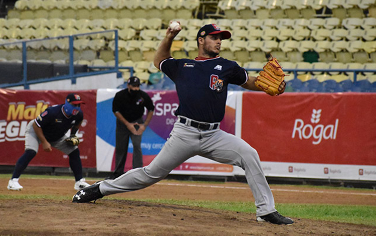 Pablo Luis Guillén, pitcher de Villa Clara jugando en la Liga Venezolana.