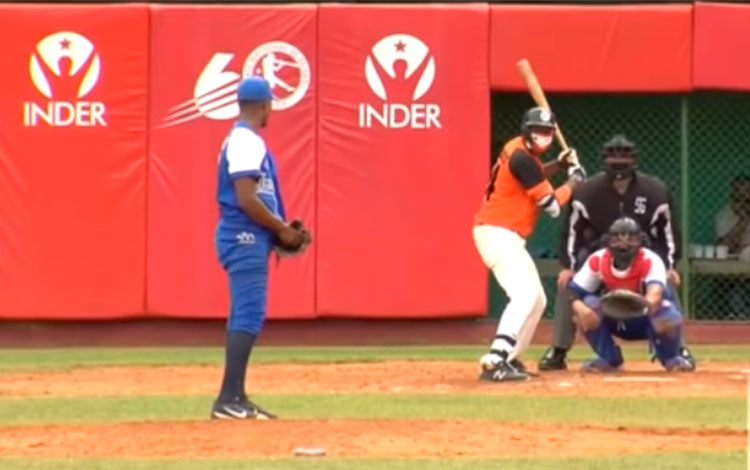 Pitcher Andy Rodrí­guez, de Industriales, en juego contra Villa Clara.