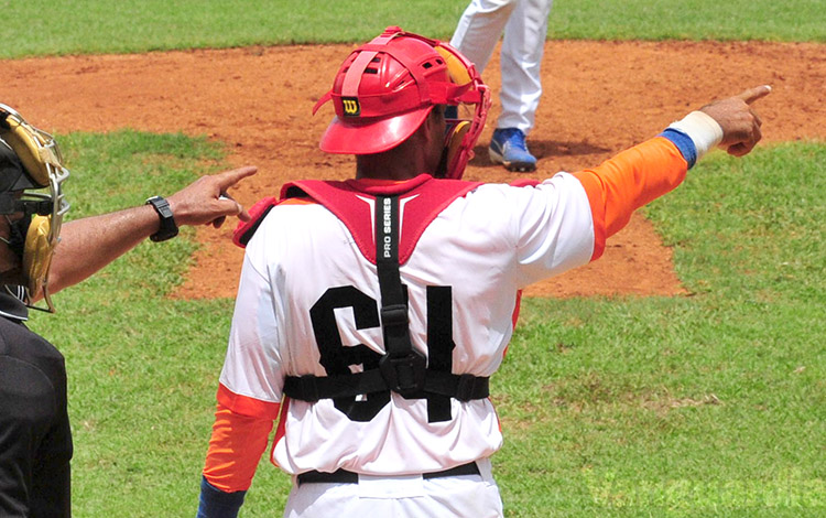 Yulexis La Rosa, receptor del equipo Villa Clara.