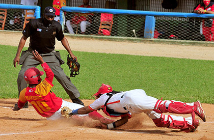 Yulexis La Rosa durante un juego contra Matanzas.