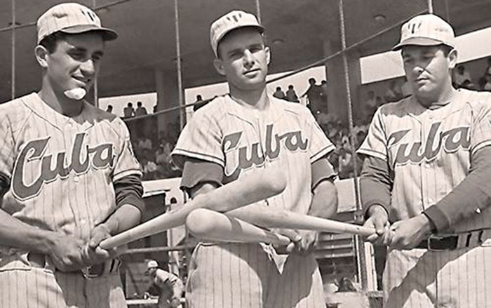 Urbano González, Pedro Chavez y Jorge Trigoura, miembros del equipo Cuba de béisbol en el Mundial de 1961.