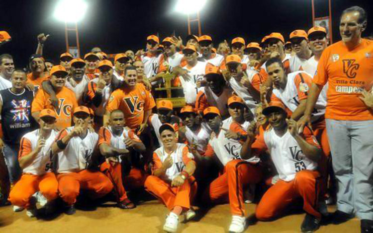 Equipo Villa Clara, campeón de la 52 Serie Nacional de Béisbol, junto a René González, Héroe de la República de Cuba.