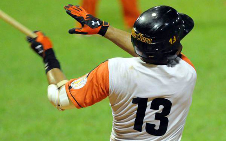 Ariel Pestano batea jonrón en el juego de Villa Clara contra Matanzas, el 18 de junio de 2013.